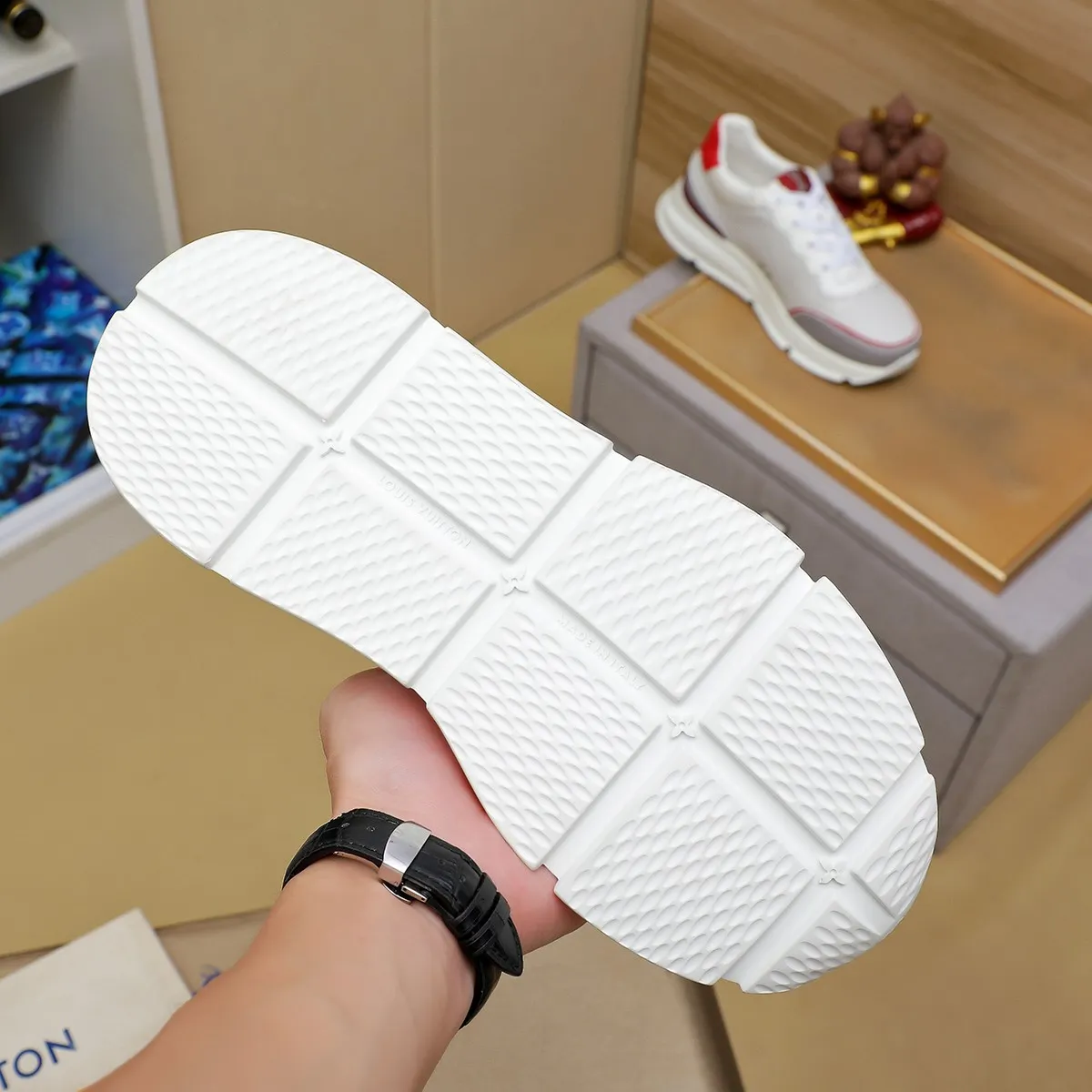 Ex-factory price: 440¥🌹🌹[LV Louis Vuitton] new low-top casual men's shoes. A must-have for fashionable men, new products are released in Hong Kong counters [strong], big-name style, European and American masters strongly create unique styles, comfortable on the feet, super soft outsole, super wear-resistant. Gives people a strong visual impact. Material: imported first-layer cowhide leather upper ➕rubber non-slip outsole, rubber graphics matching, 38 to 44